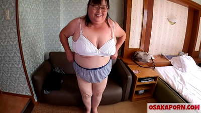La mare japonesa grassa ensenya les seves grans pits i gaudeix d'una joguina sexual. Una mare asiàtica de 51 anys parla de la seva experiència sexual. Yukiko 1 OSAKAPORN milf grassa